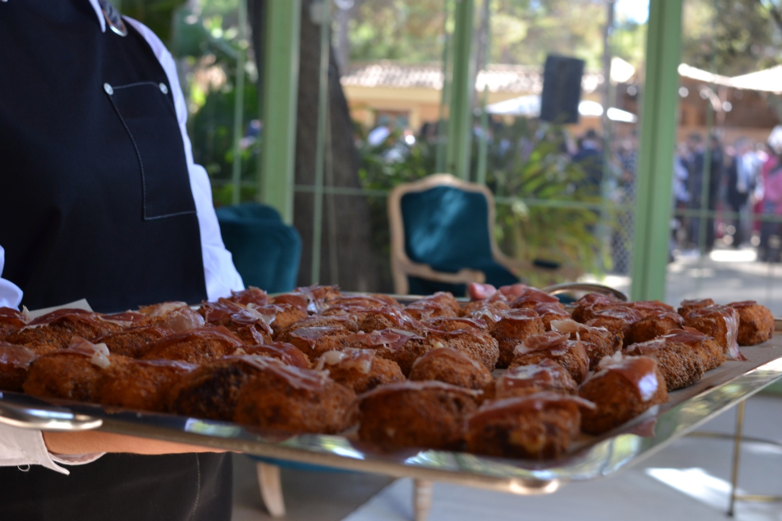 Bandeja de aperitivos calientes lista para invitados