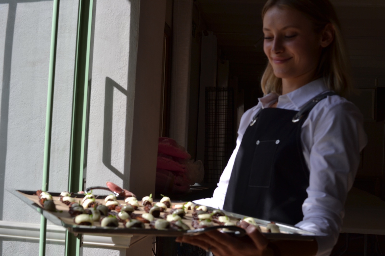 Camarera presentando canapés en bandeja